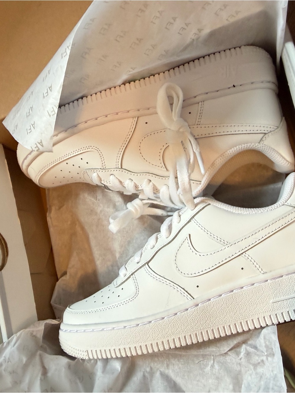 Nike Kids White Low-Top Sneakers with AF1 Lace Tag - Picture 3 of 4